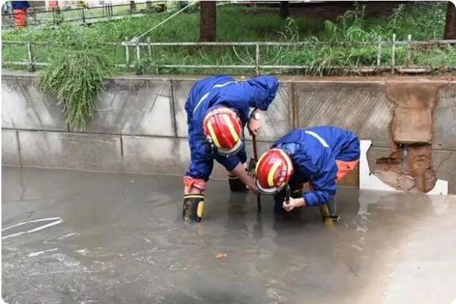 麒麟區遭暴雨突襲|部分道路積水嚴重，消防緊急排澇解憂